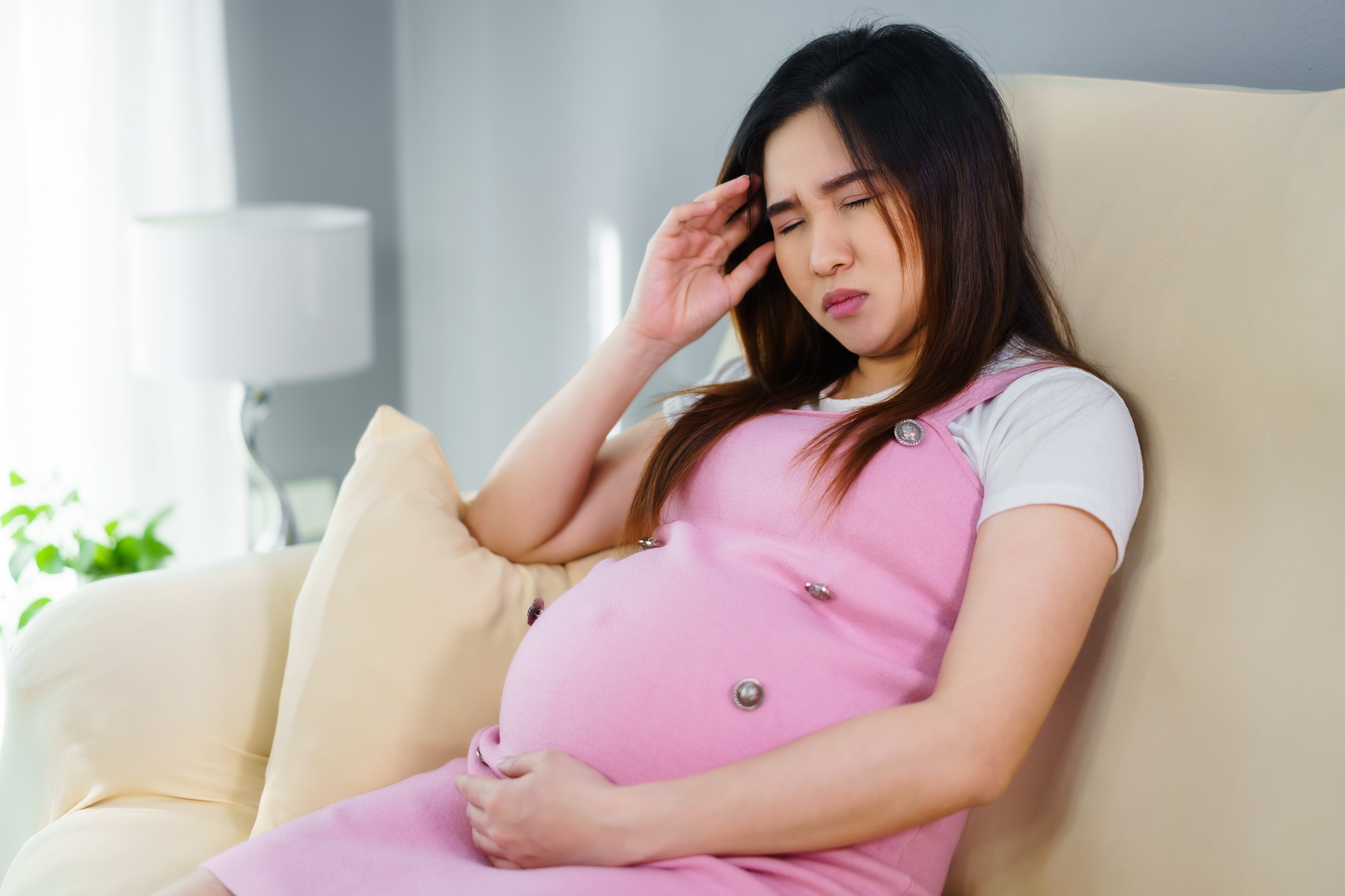 sakit kepala saat hamil, penyebab sakit kepala ibu hamil, vertigo saat hamil, anemia kehamilan, sakit gigi saat hamil, hipoglikemia ibu hamil, cara mengatasi sakit kepala hamil, Bunda, si Kecil